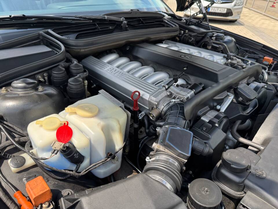 Image 23/37 of BMW 850i (1991)