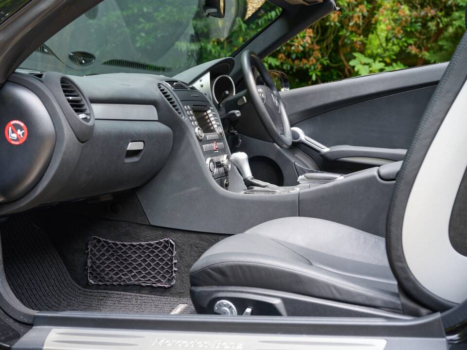 Image 32/50 of Mercedes-Benz SLK 350 (2004)