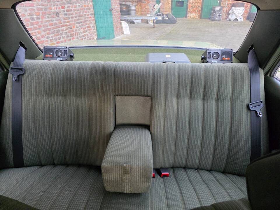 Image 55/73 of Mercedes-Benz 230 E (1985)