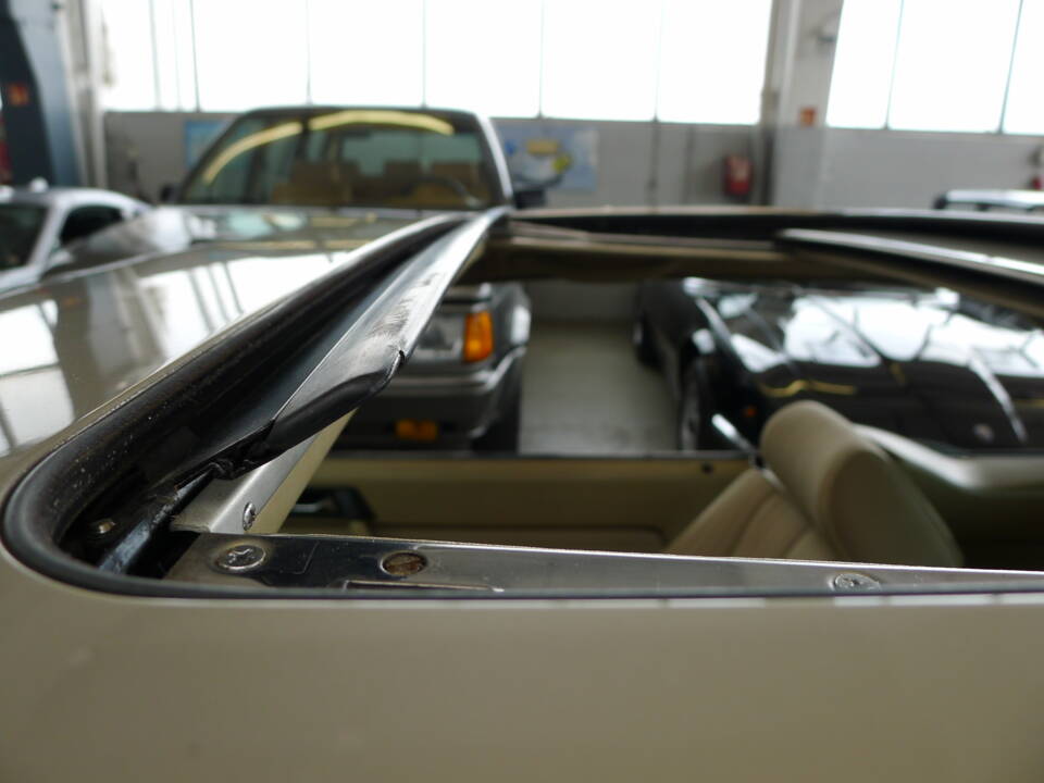 Image 19/33 of Mercedes-Benz 300 CE (1988)