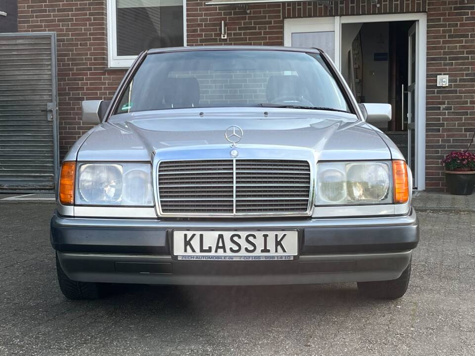 Image 6/48 de Mercedes-Benz 200 E (1991)