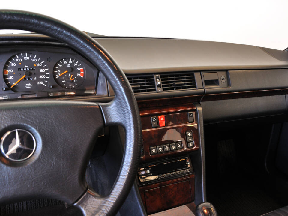 Image 18/25 of Mercedes-Benz 200 E (1992)