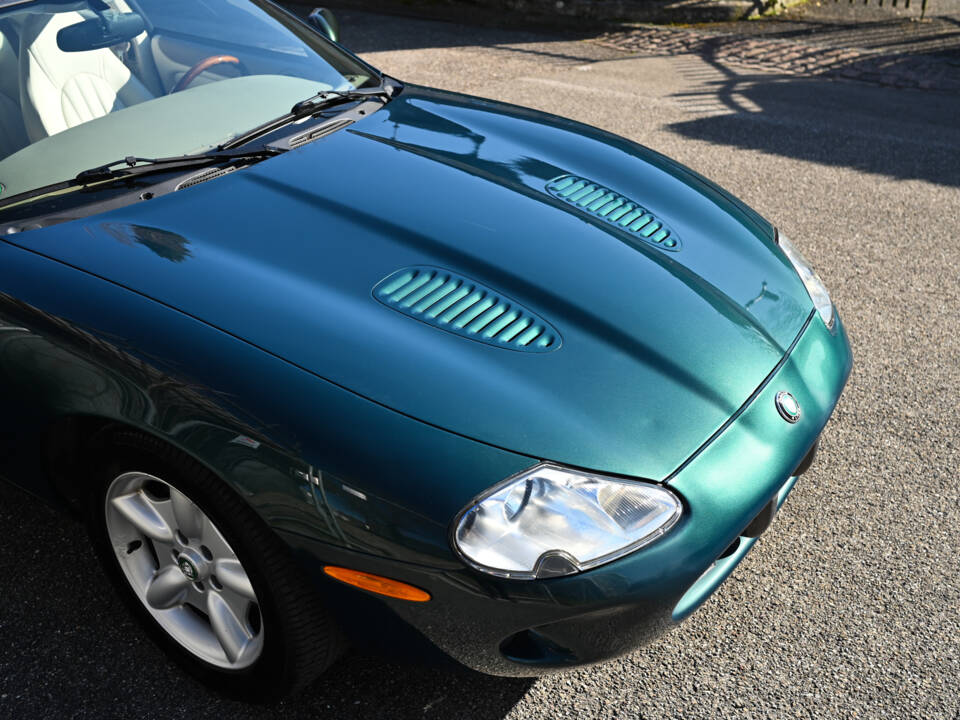 Image 9/23 of Jaguar XK8 4.0 (1998)