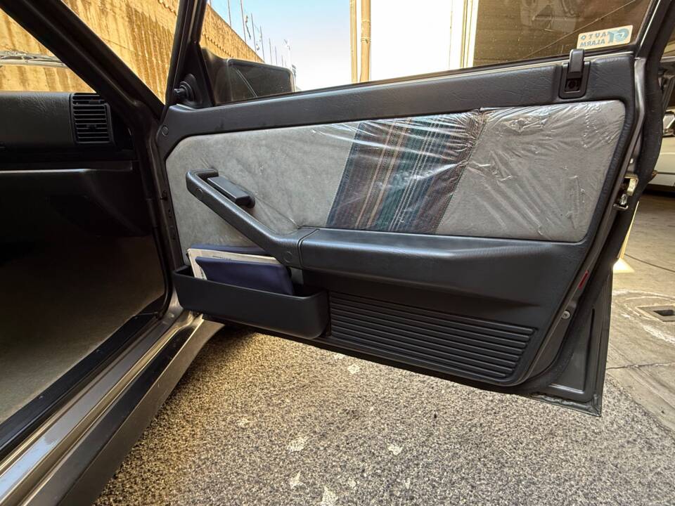Image 27/35 of Lancia Delta HF Integrale 16V (1990)