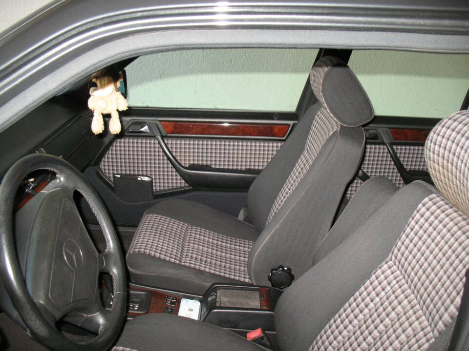 Bild 6/32 von Mercedes-Benz E 220 (1995)
