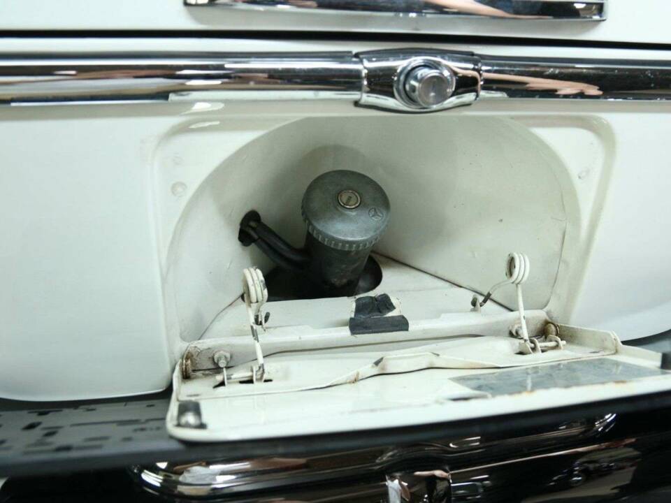 Image 28/30 of Mercedes-Benz 250 SE (1966)