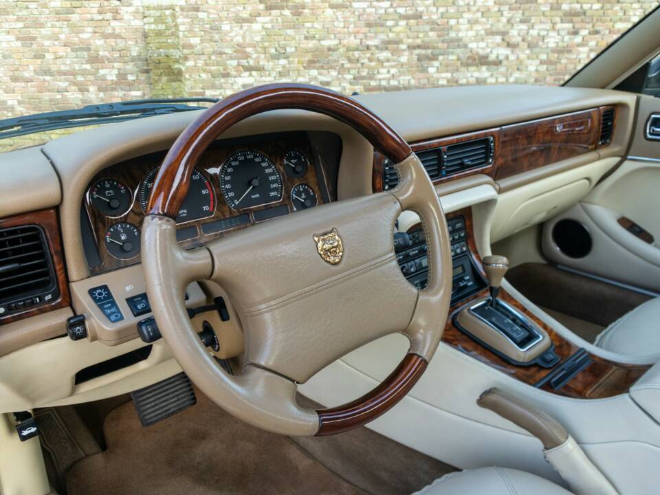 Image 23/50 of Jaguar XJ 6 4.0 Sovereign (1995)