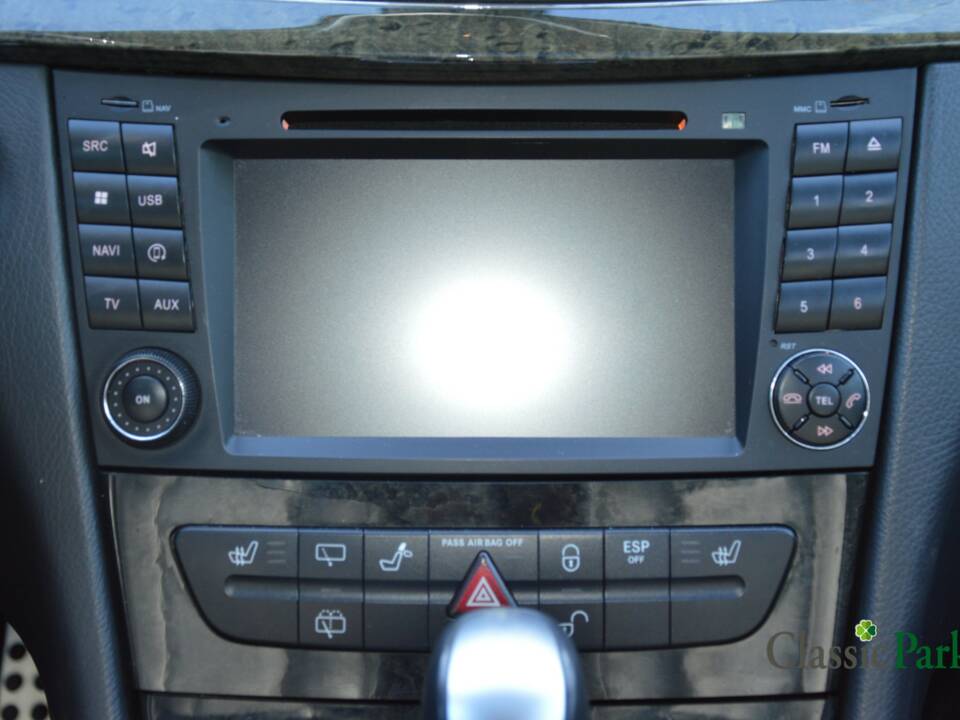 Image 38/50 of Mercedes-Benz E 500 T (2004)