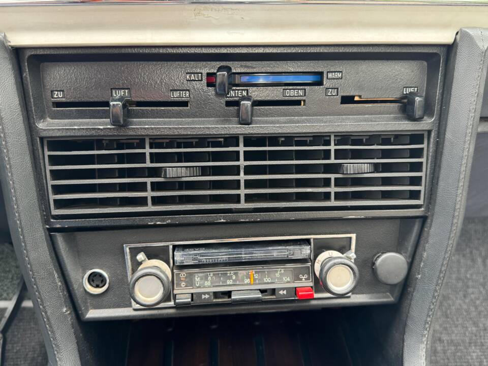 Image 32/73 of BMW 2,5 CS (1975)