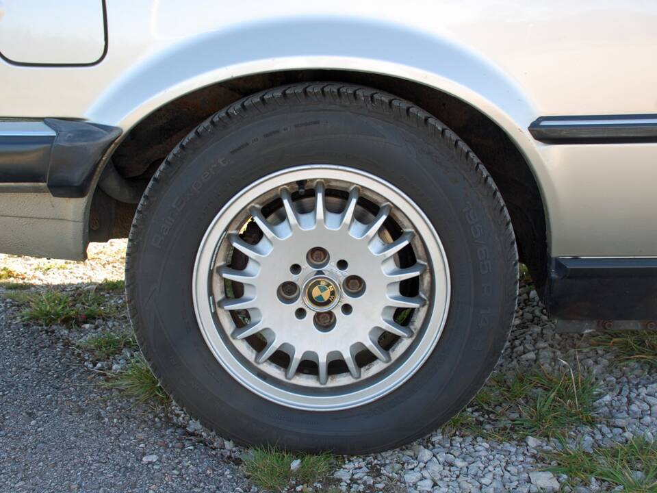 Afbeelding 19/25 van BMW 320i (1990)