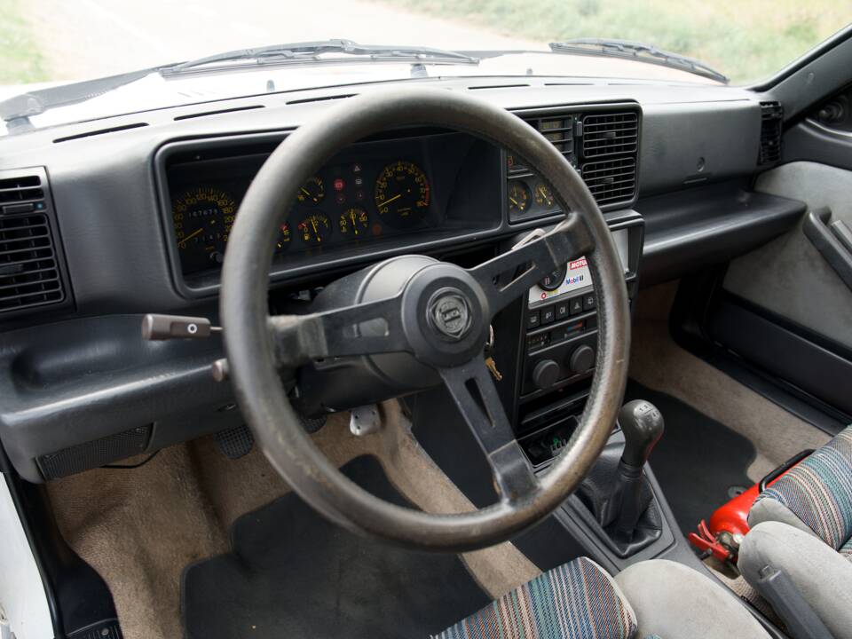 Image 32/47 of Lancia Delta HF Integrale (1988)