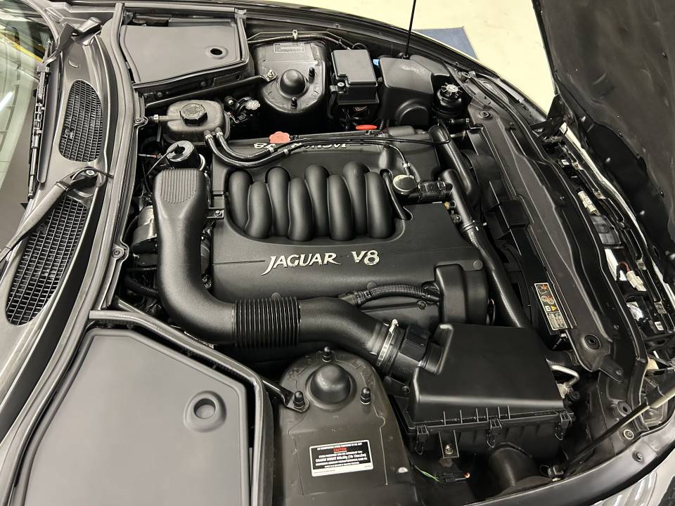 Image 31/36 of Jaguar XK8 4.0 (1997)