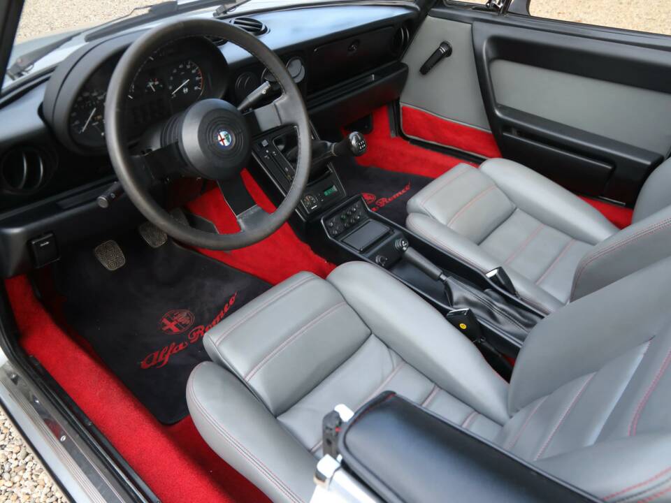 Image 30/50 de Alfa Romeo 2.0 Spider QV (1988)