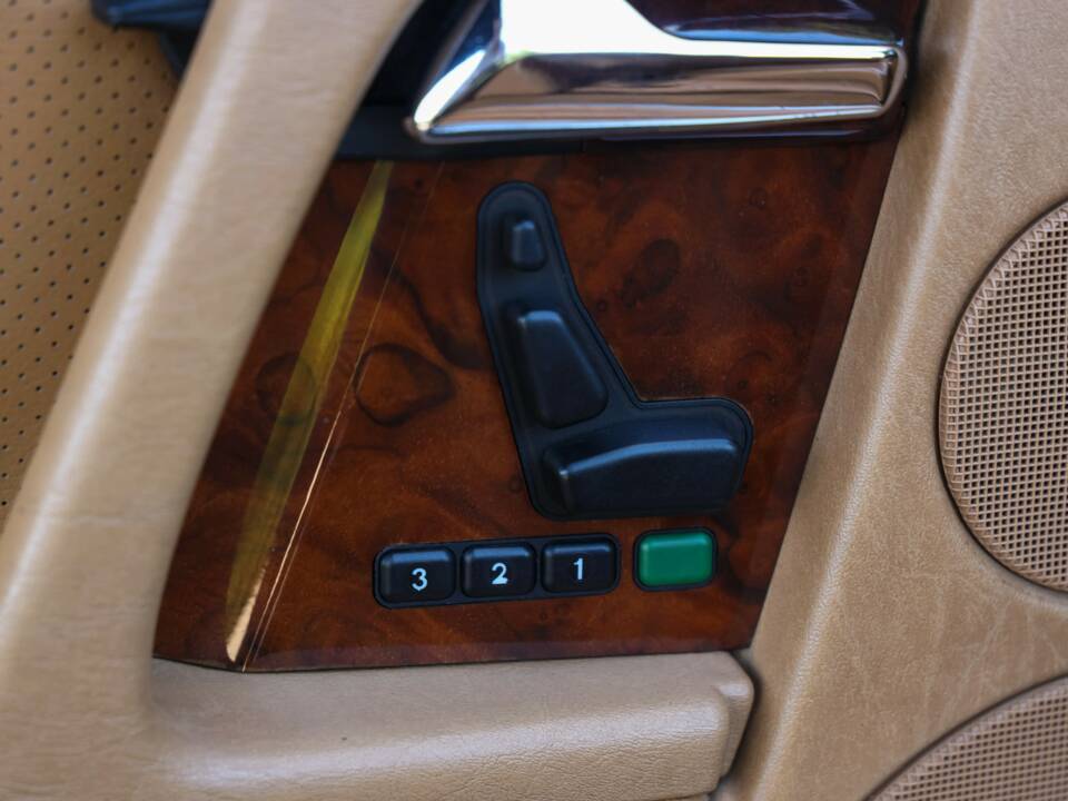 Image 36/50 of Mercedes-Benz 500 SL (1990)