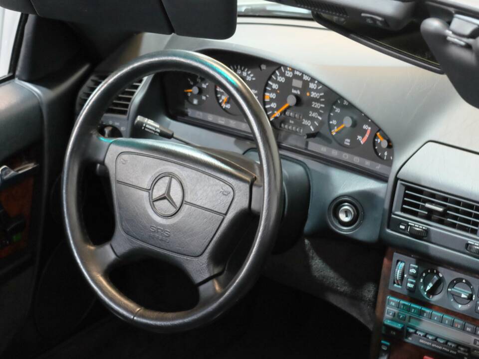 Image 9/51 of Mercedes-Benz 500 SL (1992)