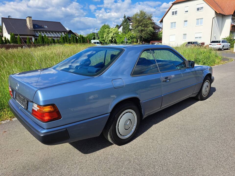 Image 7/12 of Mercedes-Benz 230 CE (1989)