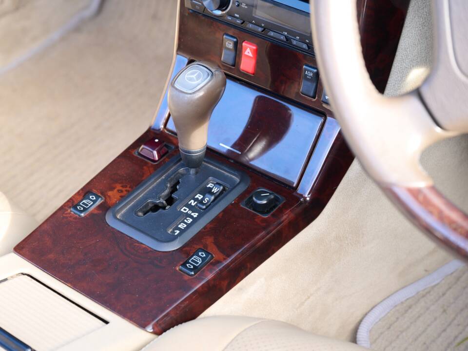 Image 24/50 of Mercedes-Benz SL 280 (1996)