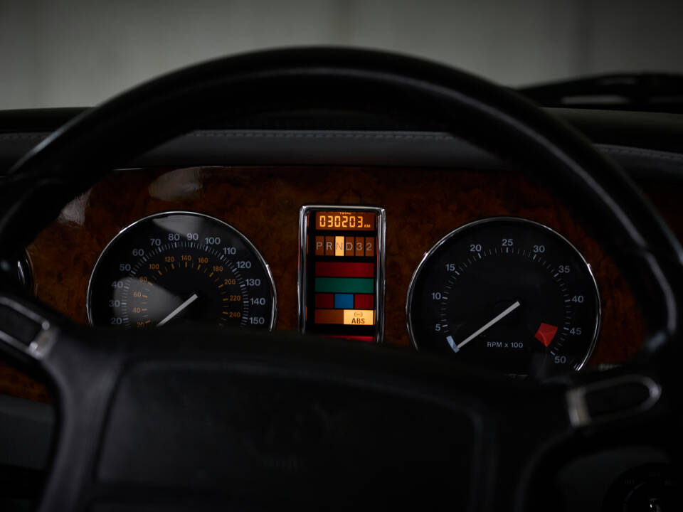 Image 36/77 of Bentley Azure (2001)