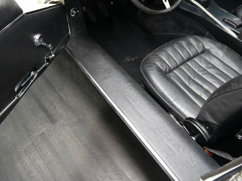 Image 12/49 de Jaguar Type E V12 (1974)