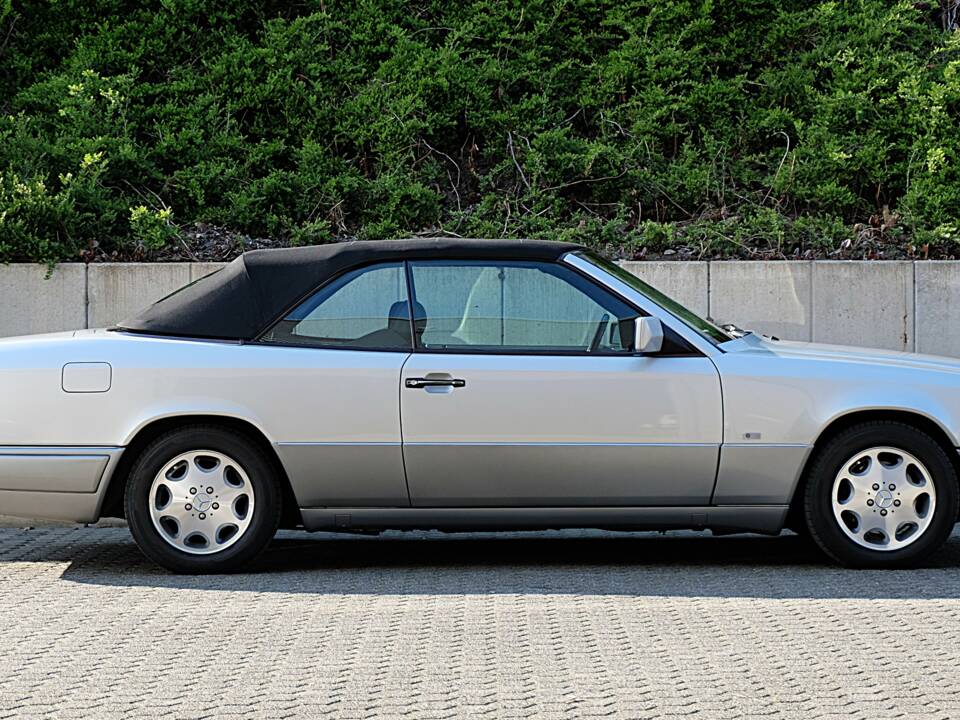 Image 69/74 of Mercedes-Benz E 320 (1997)