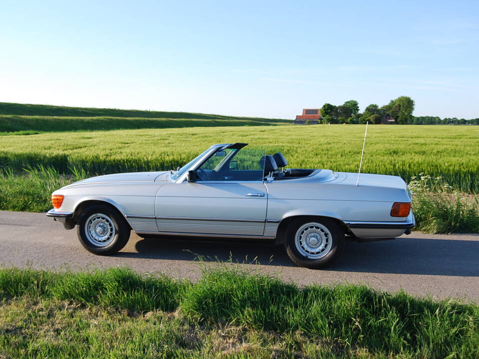 Image 34/87 of Mercedes-Benz 280 SL (1982)