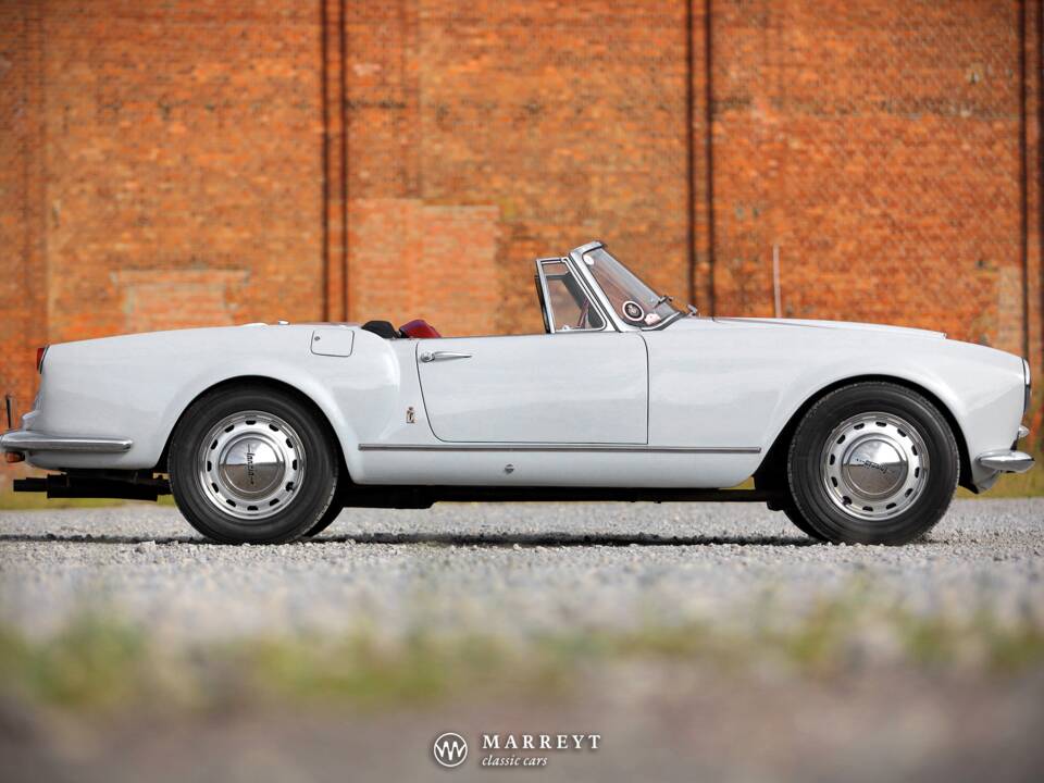 Image 2/70 of Lancia Aurelia B24 Convertible (1957)