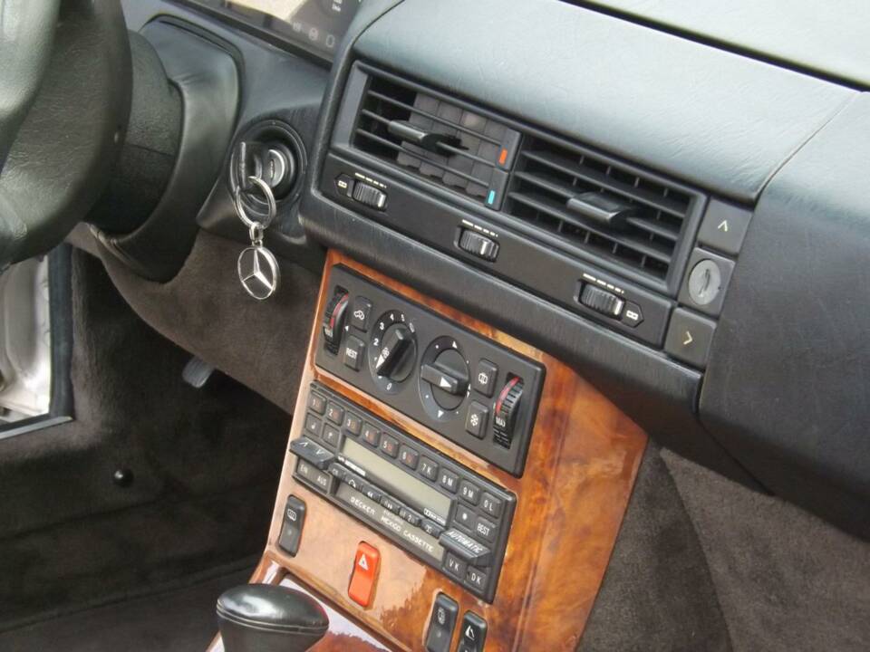 Image 27/50 of Mercedes-Benz 500 SL (1991)