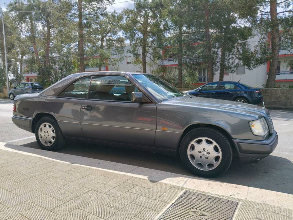 Bild 7/35 von Mercedes-Benz E 200 (1995)