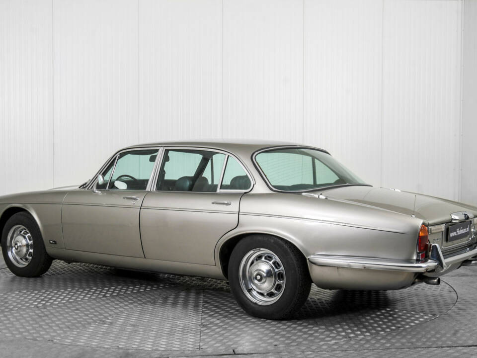 Image 6/50 de Jaguar XJ 12 L (1975)