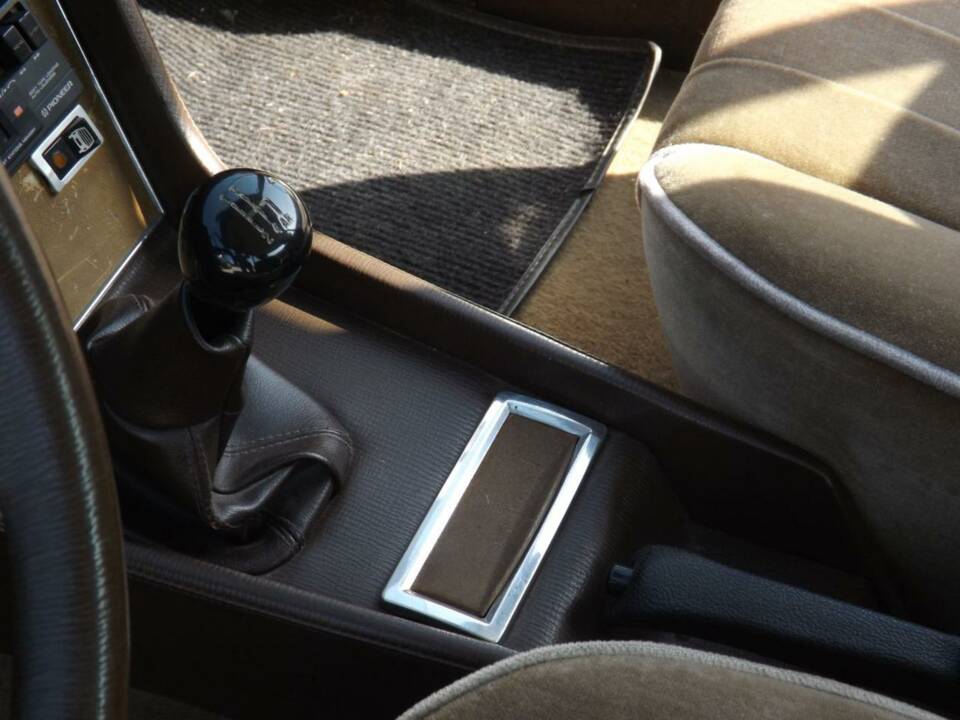 Image 22/49 of Peugeot 504 Coupé (1981)