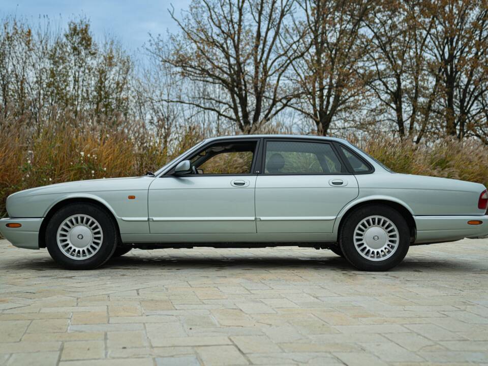 Immagine 12/50 di Jaguar XJ 8 Sovereign (1997)