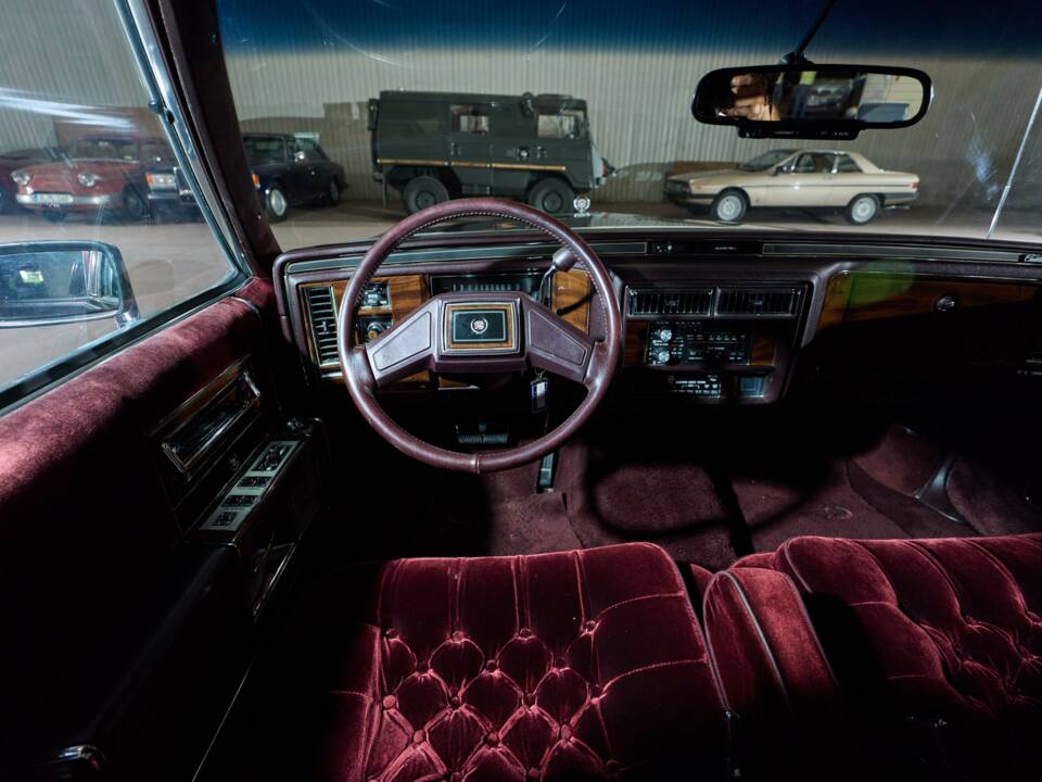 Image 33/58 of Cadillac Brougham Elegance (1988)