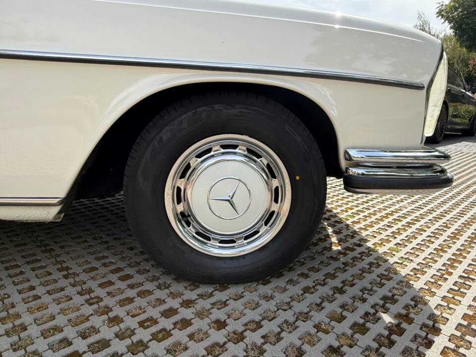 Image 15/54 de Mercedes-Benz 280 SE 3,5 (1970)