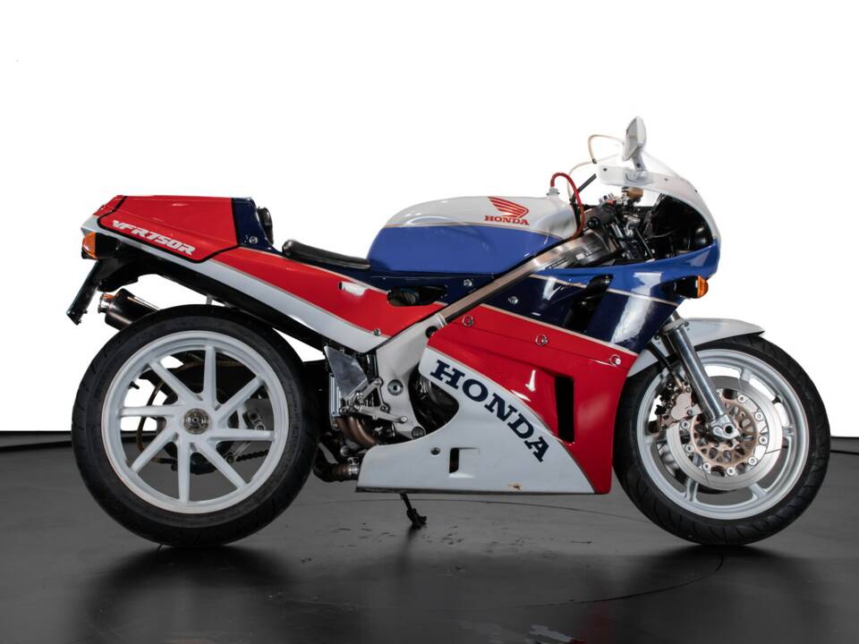 Image 3/29 of Honda VFR 750R RC 30 (1991)