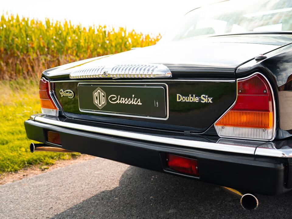 Image 11/37 of Daimler Double Six (1992)