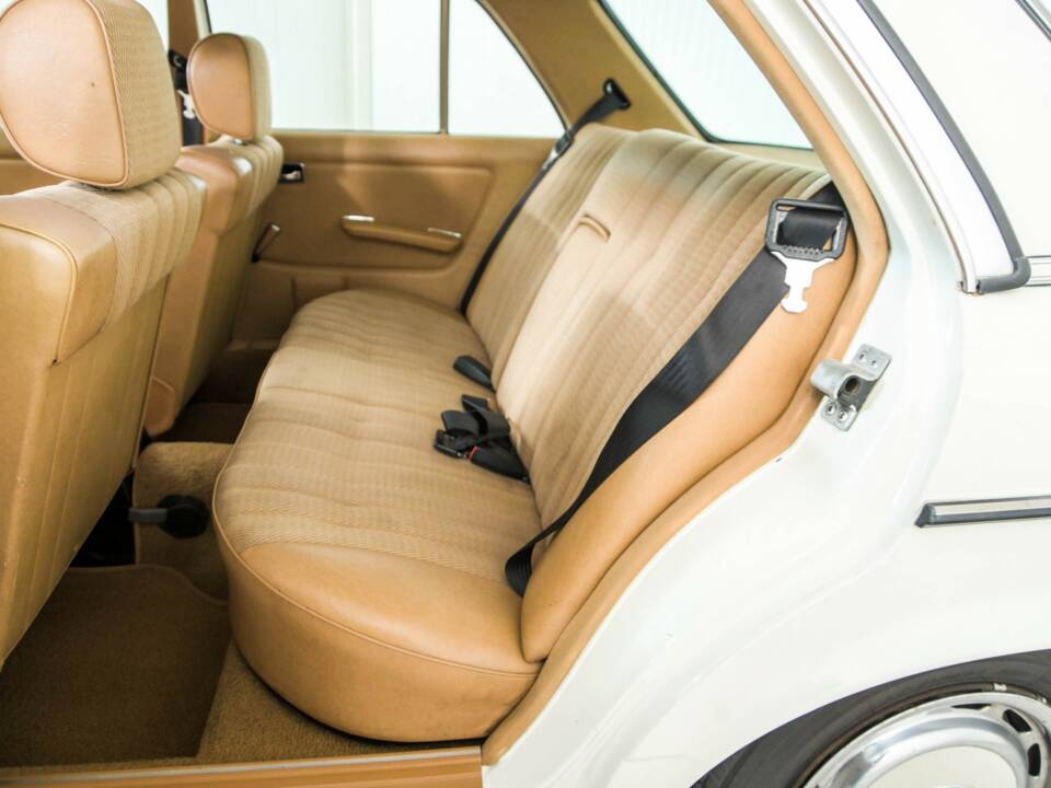 Image 16/50 of Mercedes-Benz 300 D (1980)