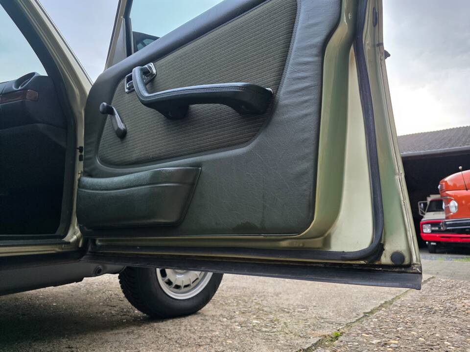 Image 63/73 of Mercedes-Benz 230 E (1985)