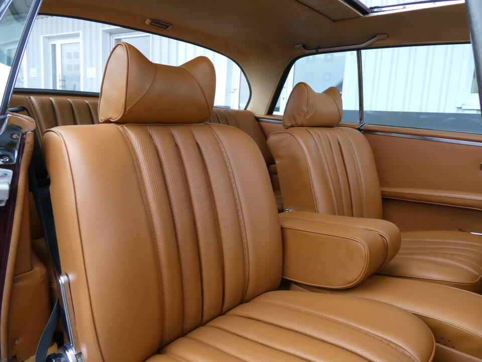 Image 13/25 of Mercedes-Benz 280 SE 3,5 (1971)