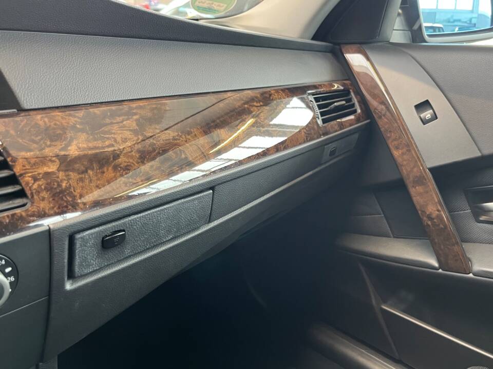 Afbeelding 3/38 van BMW 530i (2003)