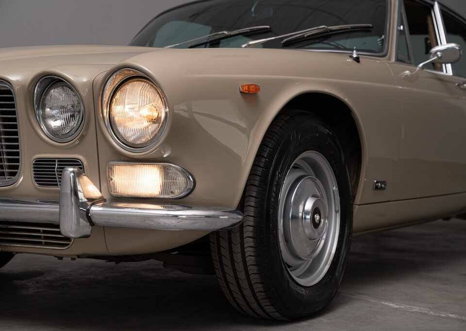 Image 2/31 de Jaguar XJ 6 2.8 (1970)