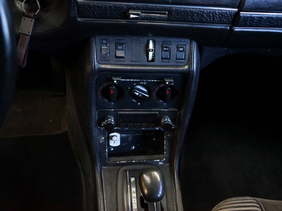Image 28/36 de Mercedes-Benz 280 E (1982)