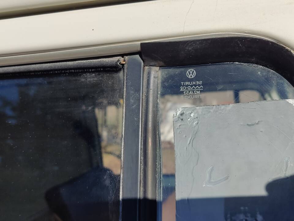 ORIGINAL VW FACTORY GLASS