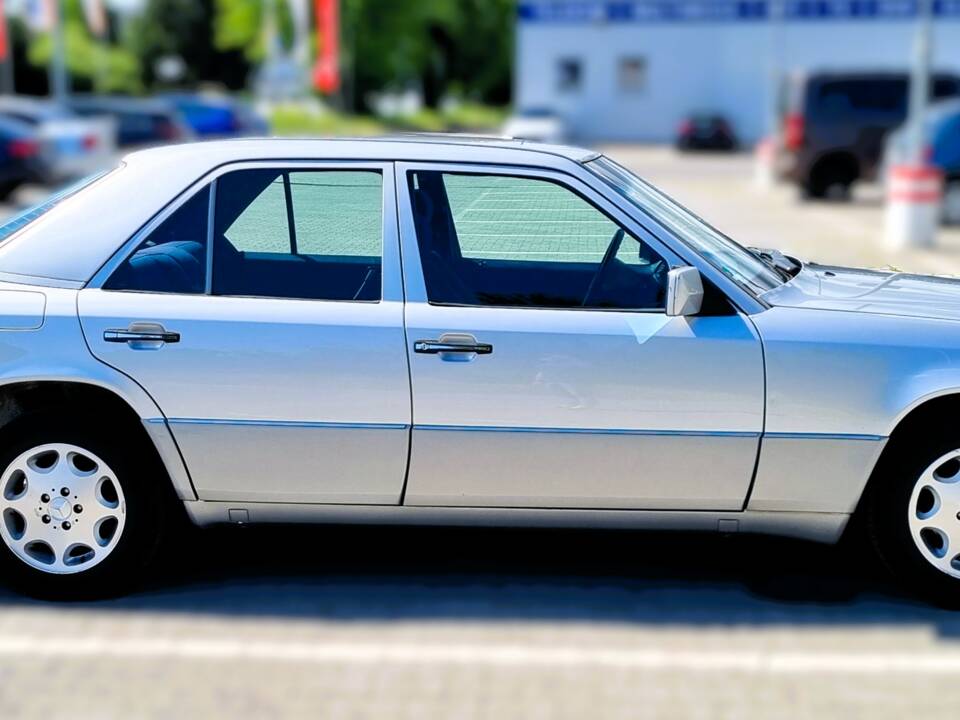 Bild 6/12 von Mercedes-Benz E 220 (1994)