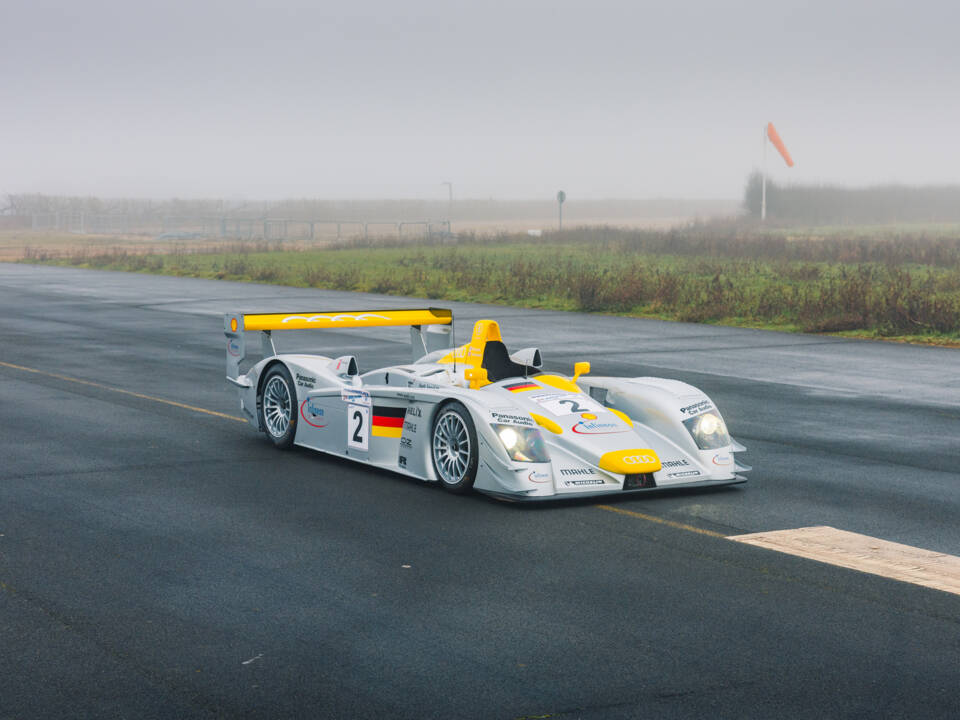 Image 11/22 of Audi R8 LMP900 (2001)