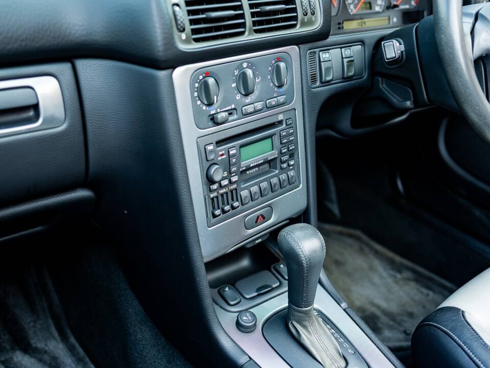 Image 32/48 of Volvo C70 2.0 T (2001)