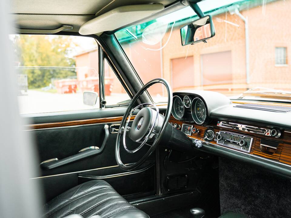 Image 31/50 of Mercedes-Benz 300 SEL 6.3 (1970)