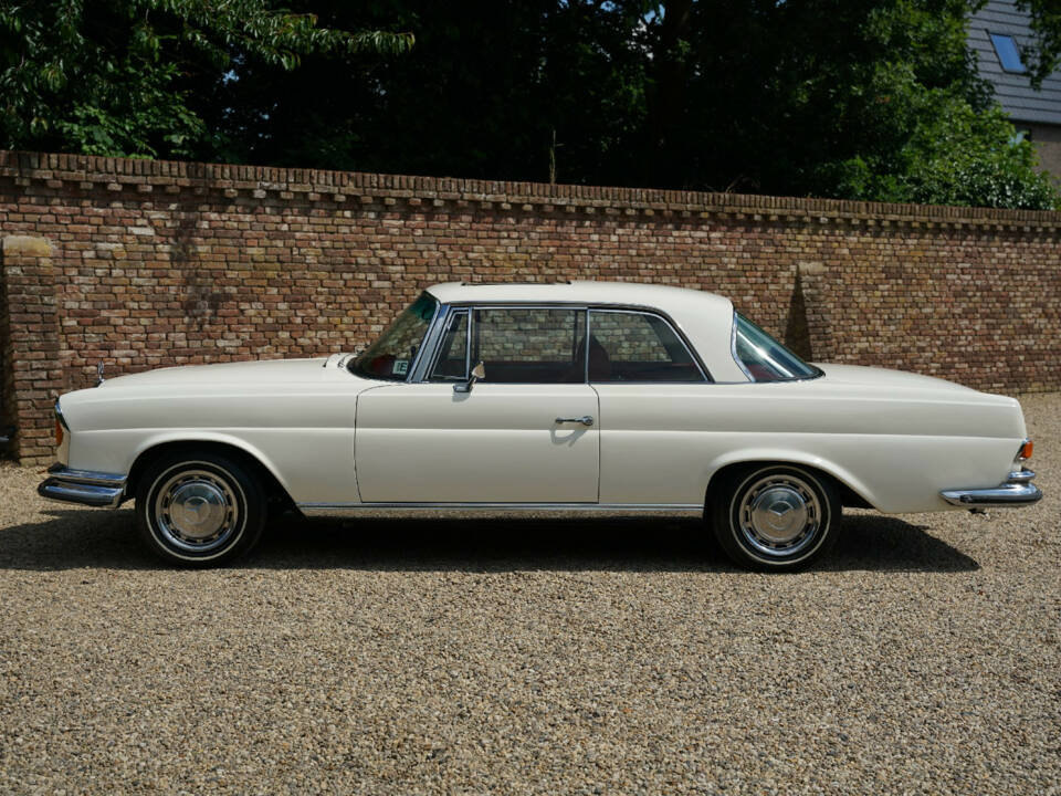 Immagine 26/50 di Mercedes-Benz 280 SE 3,5 (1970)