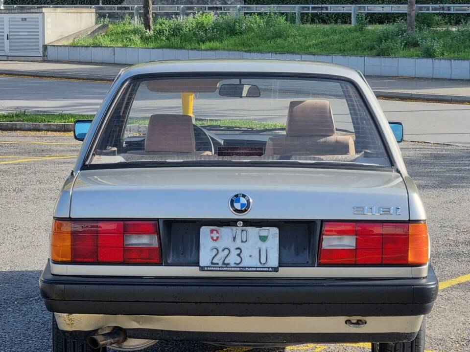 Immagine 4/21 di BMW 318i (1989)