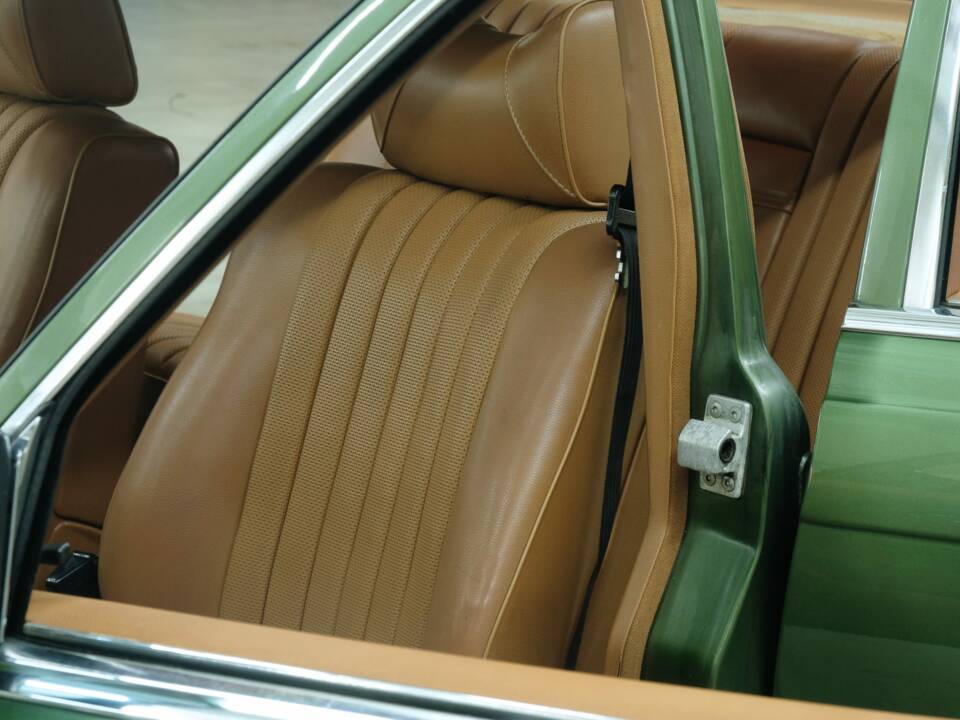 Image 23/50 de Mercedes-Benz 350 SE (1975)