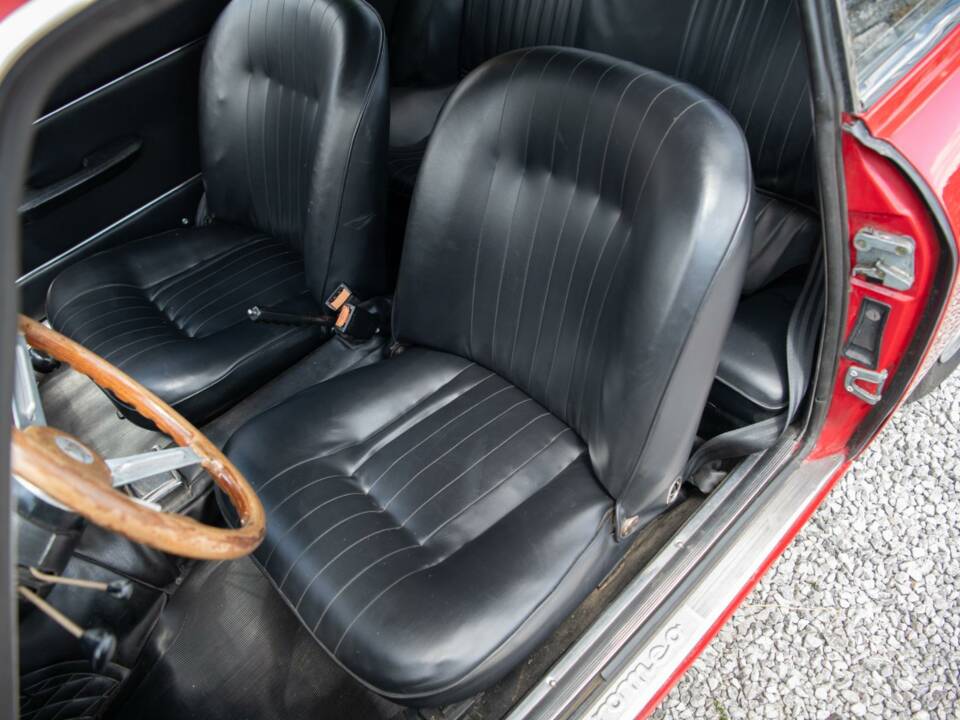 Image 6/10 de Alfa Romeo Giulia GT 1300 Junior (1972)